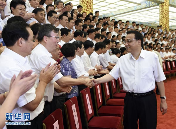6月23日至24日,全國職業(yè)教育工作會議在北京召開。中共中央政治局常委、國務(wù)院總理李克強在會前接見與會全體代表并講話。 新華社記者 李學(xué)仁 攝.jpg